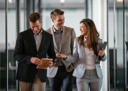 Personas en conversación en un pasillo de oficinas