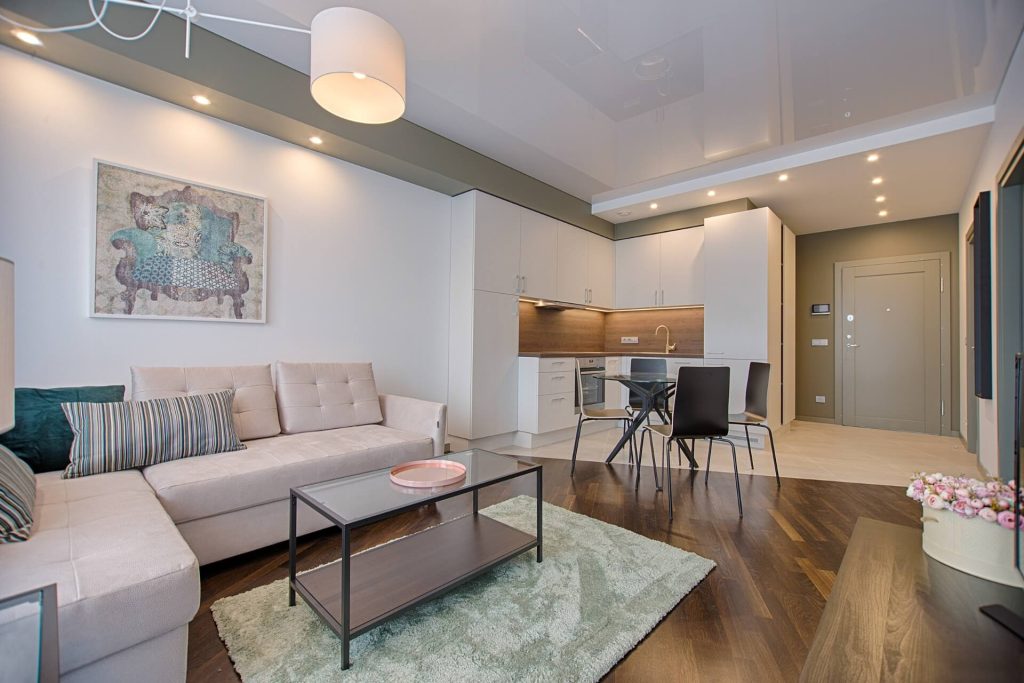 Sala de una casa amoblada con cuadros, mesa de centro