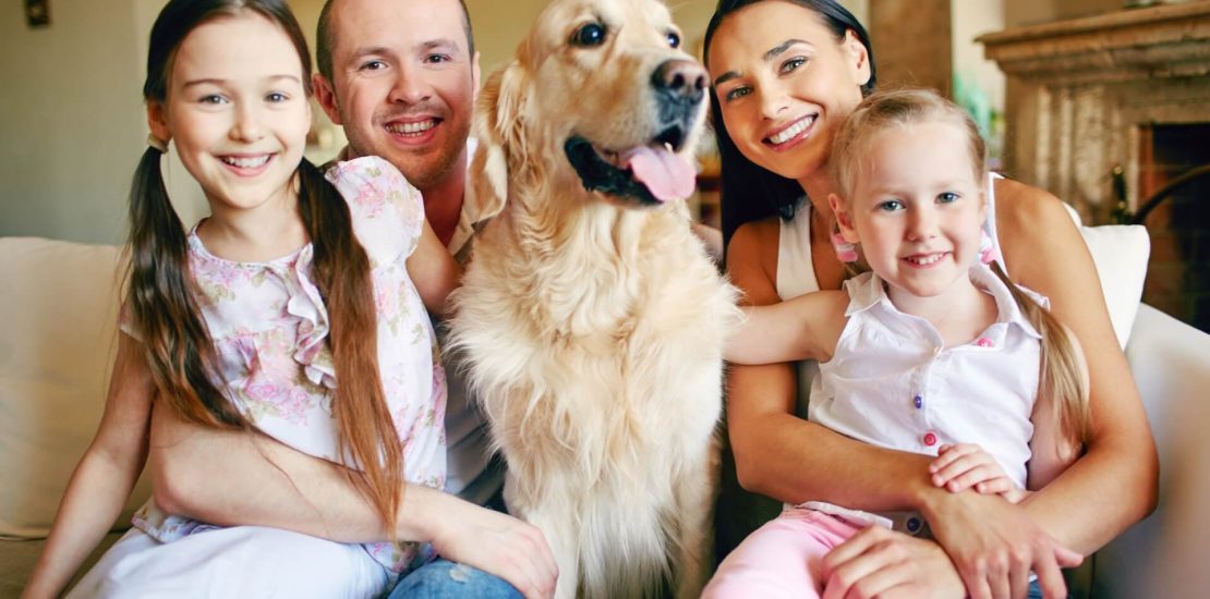 Familia con su mascota en el centro