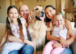 Familia con su mascota en el centro