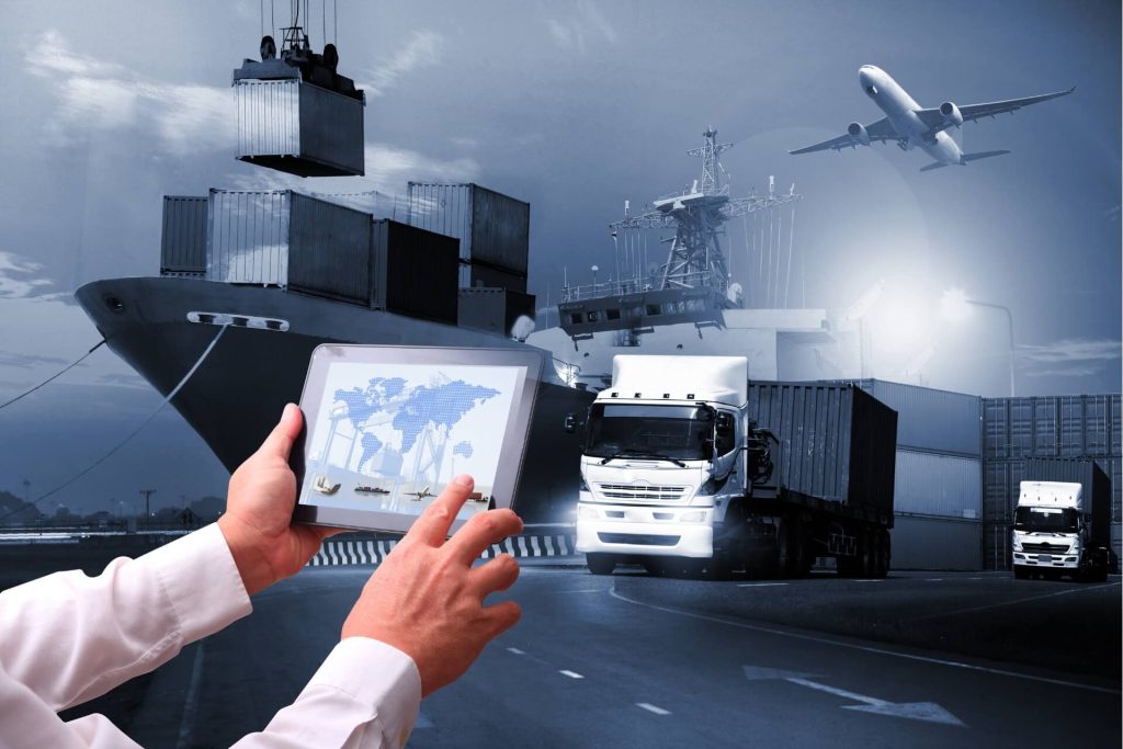 persona con una tablet y en el fondo varias opciones de transportes