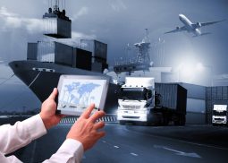persona con una tablet y en el fondo varias opciones de transportes