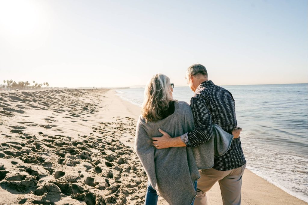 Pareja caminando por la playa