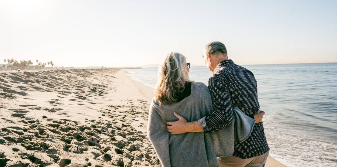 Pareja caminando por la playa