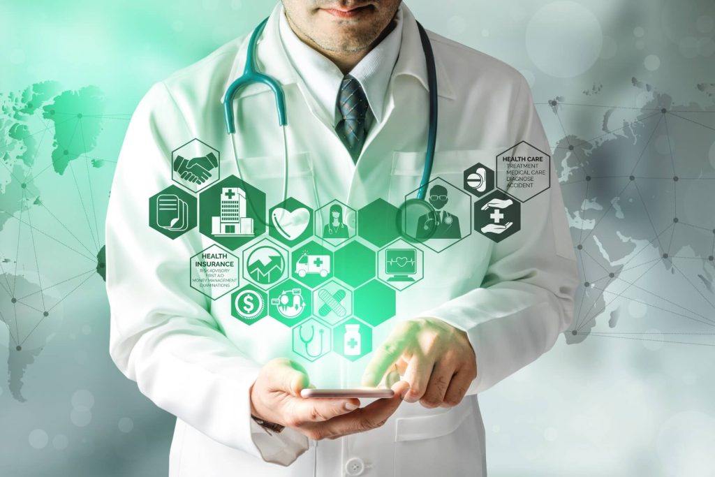 médico de fondo y en primer plano íconos digitales de salud