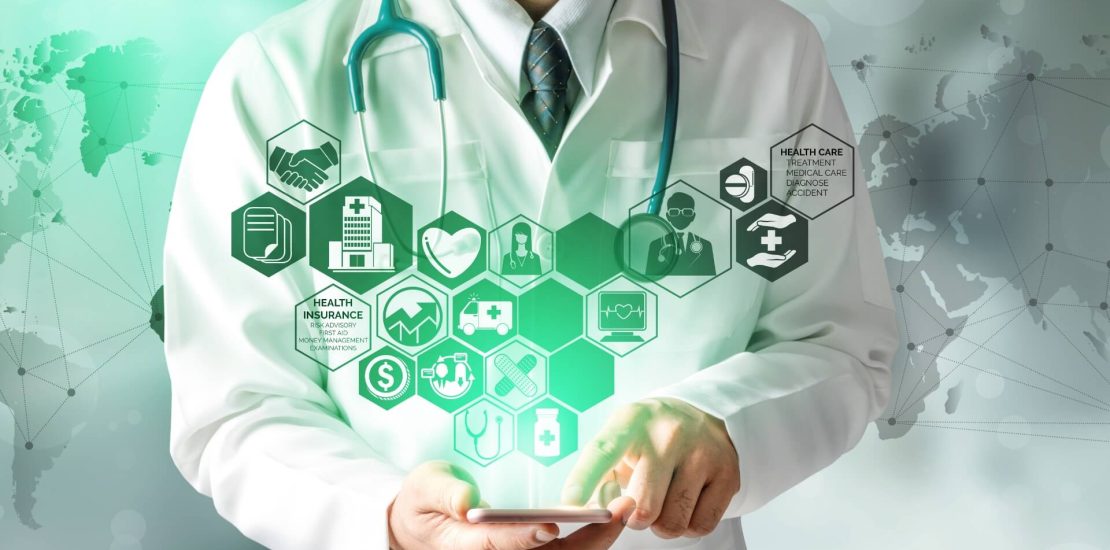 médico de fondo y en primer plano íconos digitales de salud