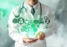 médico de fondo y en primer plano íconos digitales de salud