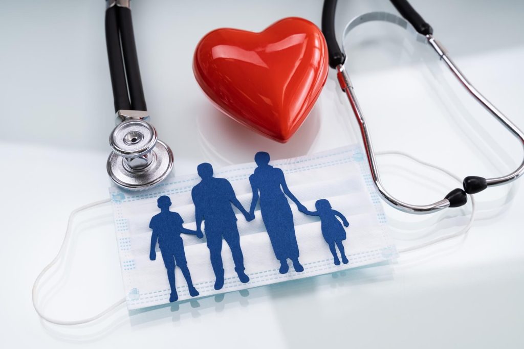 Imagen de un estetoscopio con un corazón y una familia en color azul
