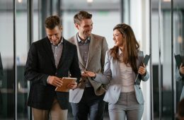 Personas en conversación en un pasillo de oficinas