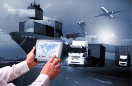 persona con una tablet y en el fondo varias opciones de transportes