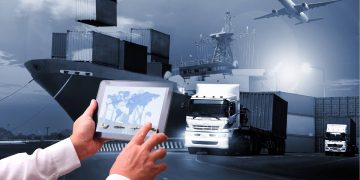 persona con una tablet y en el fondo varias opciones de transportes