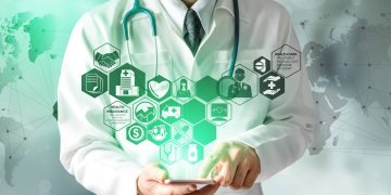 médico de fondo y en primer plano íconos digitales de salud